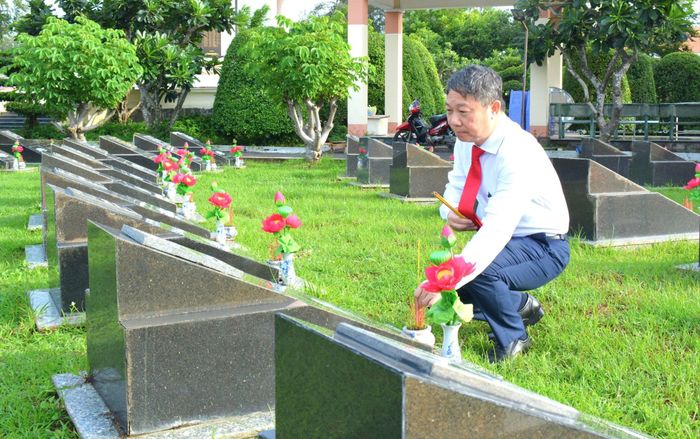 Đồng chí Dương Anh Đức, Trưởng Ban Tuyên giáo và Dân vận Thành ủy TPHCM thắp hương tại các mộ liệt sĩ ở Nghĩa trang Liệt sĩ Rừng Sác. Ảnh: KIM LINH