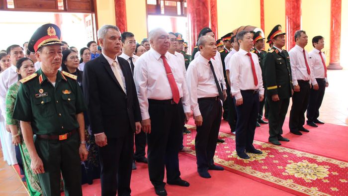 Trưởng Ban Tuyên giáo và Dân vận Thành ủy TPHCM dâng hoa, dâng hương tại Đền thờ Anh hùng liệt sĩ Rừng Sác - Cần Giờ. Ảnh: THANH TÂM