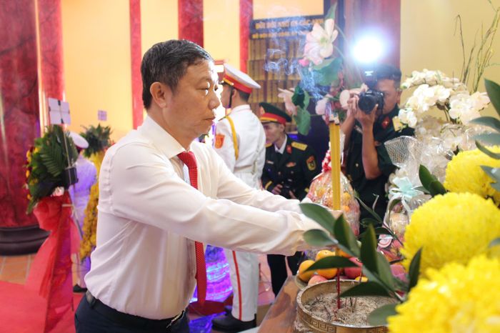 Lãnh đạo Ban Tuyên giáo và Dân vận Thành ủy TPHCM thắp hương tại Đền thờ Anh hùng liệt sĩ Rừng Sác - Cần Giờ. Ảnh: THANH TÂM
