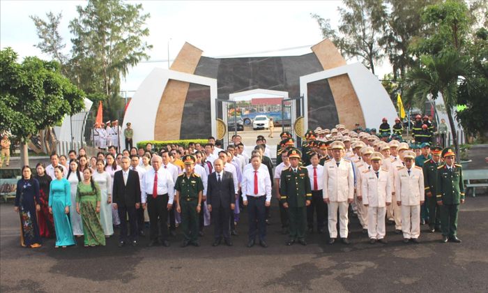 Đoàn đại biểu TPHCM dâng hoa, dâng hương tại Nghĩa trang Liệt sĩ Rừng Sác. Ảnh: THANH TÂM