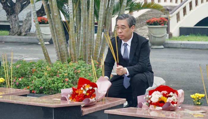  Đồng chí Nguyễn Phước Lộc thắp hương tại các phần mộ Anh hùng liệt sĩ 