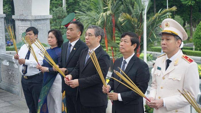 Lãnh đạo TPHCM cùng các đại biểu dâng hương tưởng nhớ, tri ân các Anh hùng liệt sĩ 