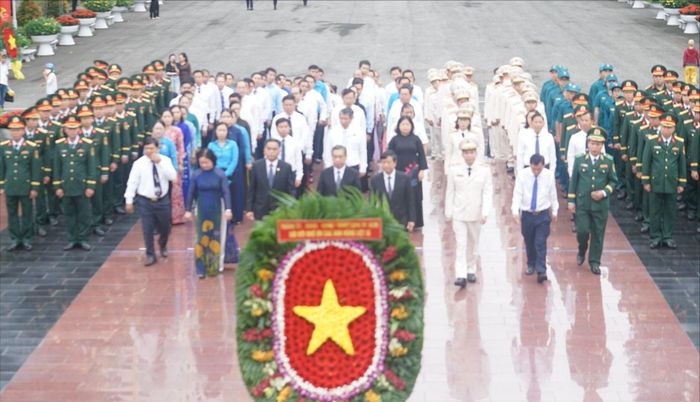  Lãnh đạo TPHCM và các đại biểu dâng hoa, dâng hương tưởng nhớ công ơn các Anh hùng liệt sĩ 