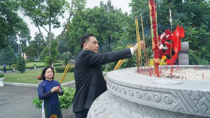  Đồng chí Nguyễn Lộc Hà thắp hương tri ân các Anh hùng liệt sĩ 