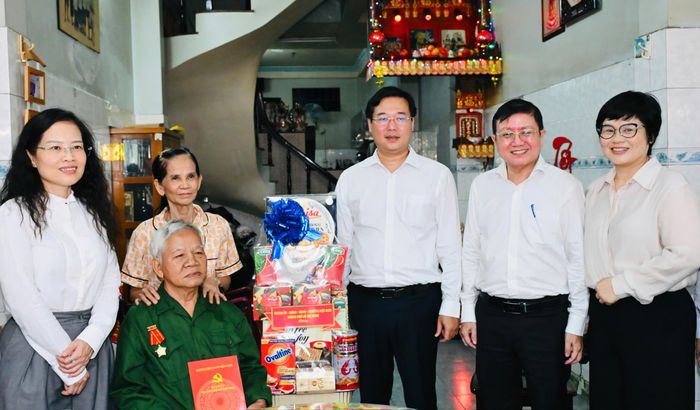  Đồng chí Lê Quốc Phong thăm ông Lê Văn Mê. Ảnh: VIỆT DŨNG 