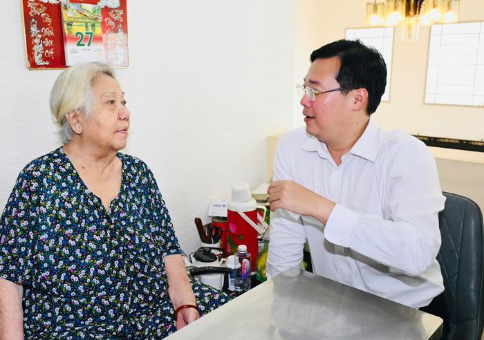  Đồng chí Lê Quốc Phong thăm bà Trần Thị Hai. Ảnh: VIỆT DŨNG 