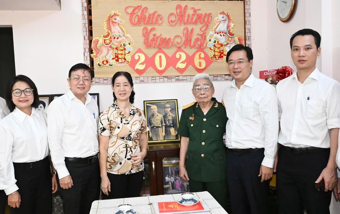  Đồng chí Lê Quốc Phong thăm ông Trần Thăng Phúc. Ảnh: VIỆT DŨNG 