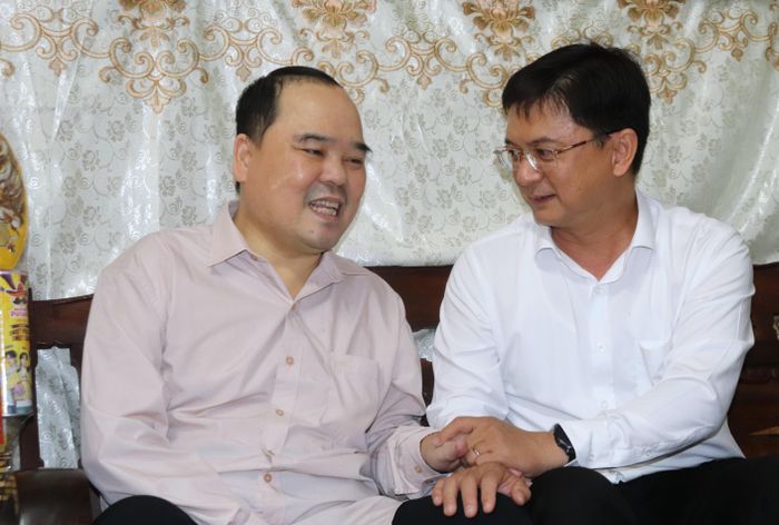  Phó Chủ tịch UBND TPHCM Nguyễn Mạnh Cường trò chuyện, thăm hỏi sức khỏe thương binh Trần Công Hiệu. Ảnh: CẨM TUYẾT 