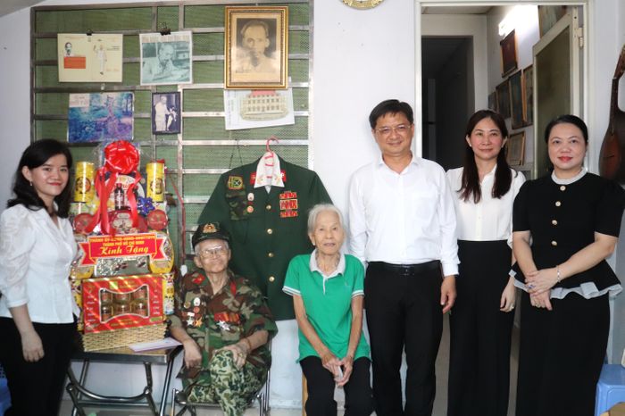  Đoàn đến thăm, tặng quà thương binh Lê Thống Nhất. Ảnh: CẨM TUYẾT 