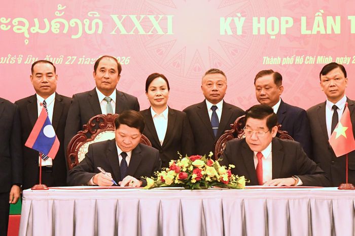  Thượng tướng Nguyễn Văn Gấu và Thượng tướng Vongsone Inpanphim ký kết biên bản lần thứ 31 