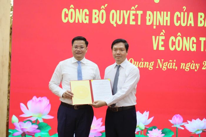 Trao quyết định của Ban Bí thư Trung ương Đảng cho đồng chí Nguyễn Đức Tâm. ẢNH: T.THẮNG