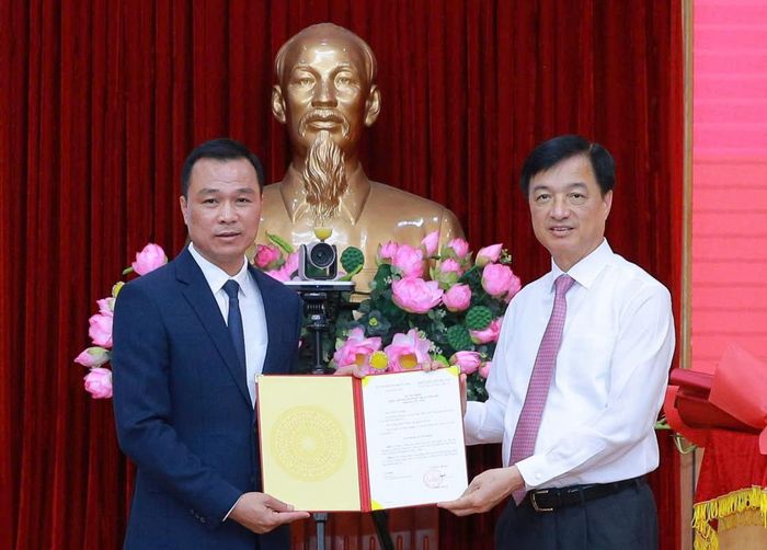 Trưởng Ban Tổ chức Trung ương Nguyễn Duy Ngọc trao quyết định cho Thiếu tướng Tô Anh Dũng. Ảnh: THANH TUẤN
