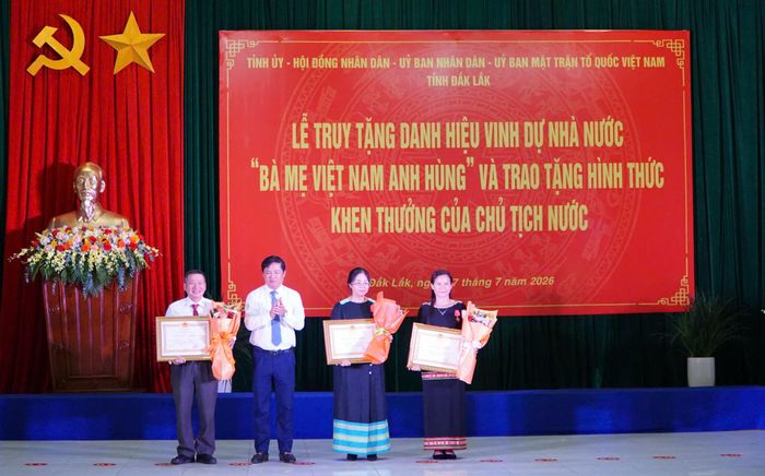 Lãnh đạo UBND tỉnh Đắk Lắk trao tặng Huân chương Lao động hạng Nhất cho 3 cá nhân