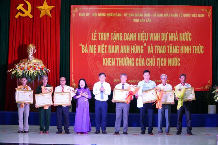 Lãnh đạo UBND tỉnh Đắk Lắk truy tặng danh hiệu Bà Mẹ Việt Nam Anh hùng đến các thân nhân