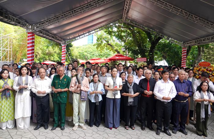  Phó Trưởng Ban Thường trực Ban Tuyên giáo và Dân vận Thành ủy TPHCM Lê Văn Minh cùng các đại biểu, văn nghệ sĩ thành phố thành kính dâng hương tại Bia tưởng niệm đồng chí Trần Phú. Ảnh: THÚY BÌNH 