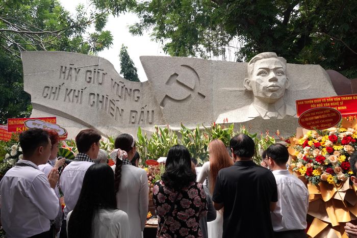  Văn nghệ sĩ thành phố nhiều thế hệ dâng hương tại Bia tưởng niệm đồng chí Trần Phú. Ảnh: THÚY BÌNH 