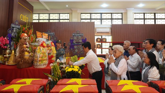 Phó Trưởng Ban Thường trực Ban Tuyên giáo và Dân vận Thành ủy TPHCM Lê Văn Minh cùng các văn nghệ sĩ thành kính tri ân, tưởng niệm các Anh hùng liệt sĩ. Ảnh: THÚY BÌNH 