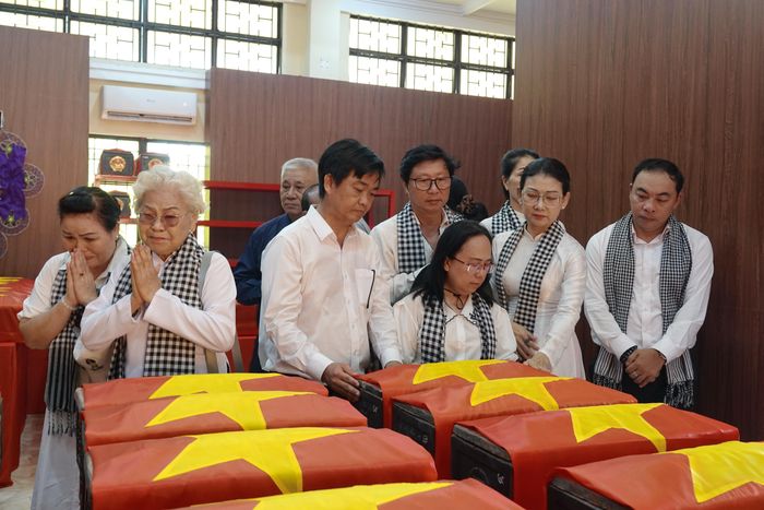  Lãnh đạo Ban Tuyên giáo và Dân vận Thành ủy TPHCM cùng nhiều nghệ sĩ xúc động trước anh linh các Anh hùng liệt sĩ được tìm thấy tại Công viên Lê Thị Riêng. Ảnh: THÚY BÌNH 