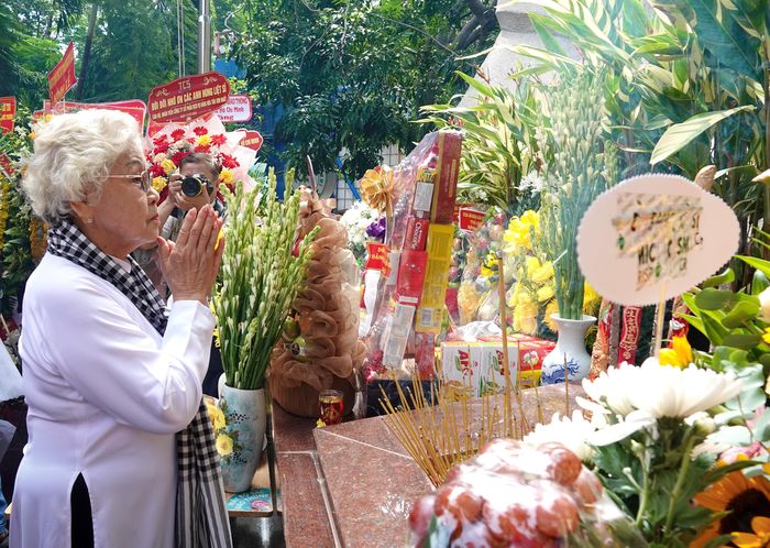  NSƯT Ca Lê Hồng xúc động dâng hương tưởng nhớ các Anh hùng liệt sĩ tại Công viên Lê Thị Riêng. Ảnh: THÚY BÌNH 