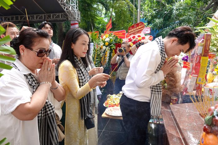  Các văn nghệ sĩ nhiều thế hệ thành kính tri ân các Anh hùng liệt sĩ tại Công viên Lê Thị Riêng. Ảnh: THÚY BÌNH 