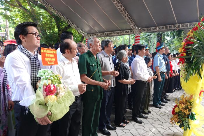  Lãnh đạo Ban Tuyên Giáo và Dân vận Thành ủy TPHCM, Sở VH-TT TPHCM và các văn nghệ sĩ thành kính dâng hương, dâng hoa, tri ân các Anh hùng, Liệt sĩ tại công viên Lê Thị Riêng. Ảnh: THÚY BÌNH 