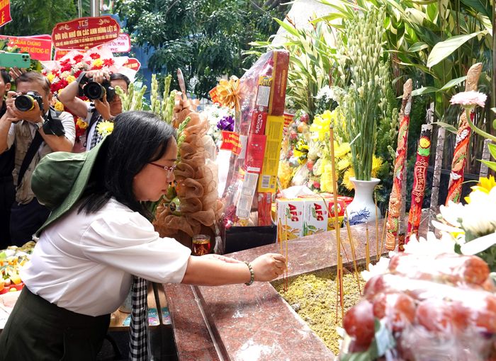  Phó Trưởng Ban Tuyên giáo và Dân vận Thành ủy TPHCM Đinh Thị Thanh Thủy dâng hương tại Bia tưởng niệm đồng chí Trần Phú. Ảnh: THÚY BÌNH 
