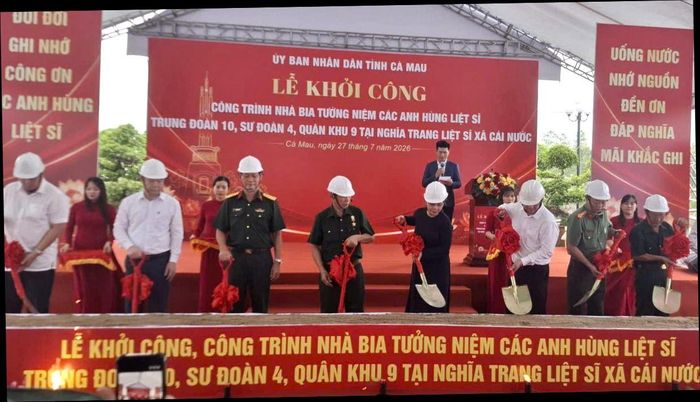  Các đại biểu thực hiện nghi thức khởi công Nhà Bia tưởng niệm các Anh hùng liệt sĩ Trung đoàn 10 