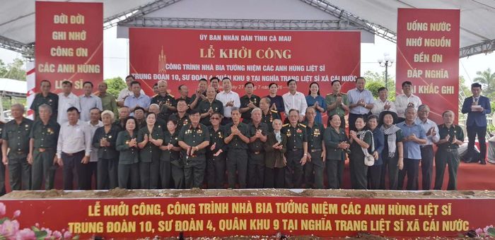  Các cựu chiến binh Trung đoàn 10 cùng các địa biểu chụp ảnh lưu niệm cùng các đại biểu 
