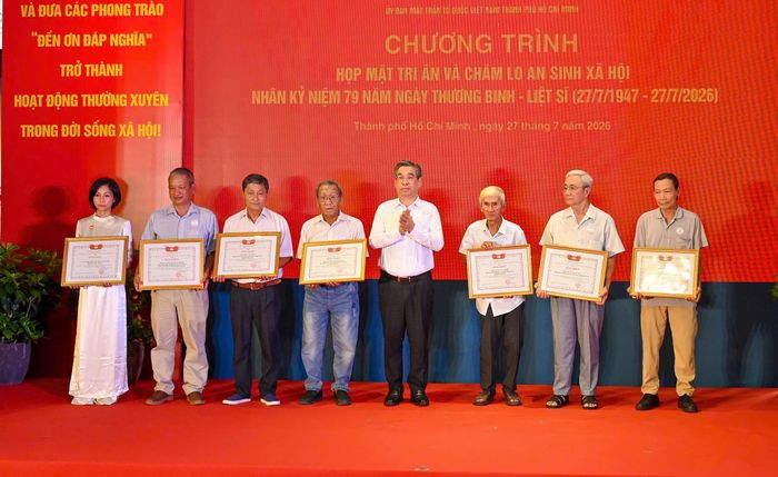  Đồng chí Nguyễn Phước Lộc biểu dương, khen thưởng các tập thể, cá nhân có nhiều đóng góp tích cực trong “Chiến dịch 500 ngày đêm đẩy mạnh thực hiện tìm kiếm, quy tập và xác định danh tính hài cốt liệt sĩ” trên địa bàn thành phố. Ảnh: MẠNH THẮNG 