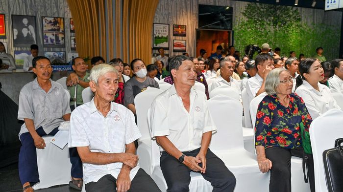  Dự chương trình có các nhân chứng đã tham gia, hỗ trợ công tác tìm kiếm, quy tập, xác định danh tính hài cốt liệt sĩ tại Công viên Lê Thị Riêng. Ảnh: MẠNH THẮNG 