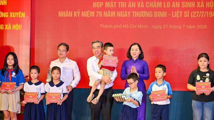  Lãnh đạo Ủy ban MTTQ Việt Nam TPHCM trao học bổng Nguyễn Hữu Thọ cho con em gia đình chính sách; học bổng cho học sinh. Ảnh: MẠNH THẮNG 
