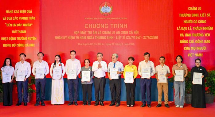  Đồng chí Nguyễn Phước Lộc trao Thư cảm ơn đến các cơ quan, đơn vị, doanh nghiệp đã đồng hành trong công tác “Đền ơn đáp nghĩa”, chăm lo gia đình chính sách, người có công với cách mạng. Ảnh: MẠNH THẮNG 