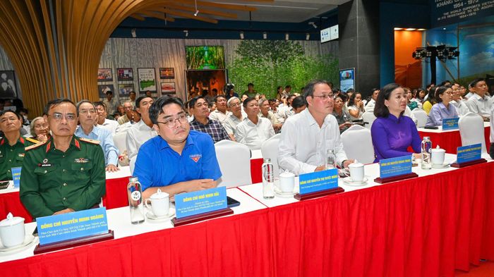  Lãnh đạo Ủy ban MTTQ Việt Nam TPHCM và các đại biểu tham dự chương trình. Ảnh: MẠNH THẮNG 