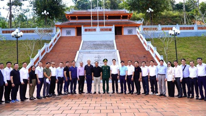  Chủ tịch UBND TPHCM Nguyễn Văn Được cùng lãnh đạo một số sở, ngành TPHCM đã đến thắp hương tưởng niệm các liệt sĩ tại Đền tưởng niệm Trường Sơn - Đường 20 Quyết Thắng, trọng điểm Cà Roòng ATP 
