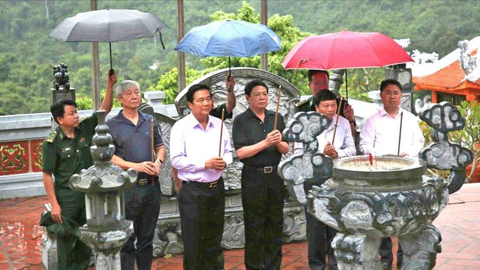  Ông Nguyễn Đức Quang (thứ hai, bên trái), nguyên Tổng Thư ký Tòa soạn Báo Sài Gòn Giải Phóng - người trực tiếp vận động xây ngôi đền này đang dâng hương tưởng niệm các anh hùng liệt sĩ Trường Sơn - Đường 20 Quyết Thắng, trọng điểm Cà Roòng - ATP. Ảnh: Đoàn Quý 