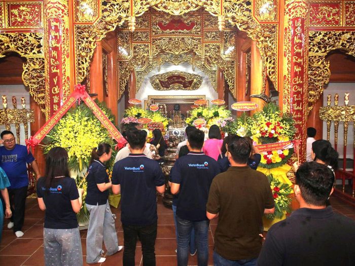  Những đoàn người vẫn vượt đường núi khúc khuỷu, heo hút để đến thắp nén nhang tưởng nhớ các anh tại ngôi đền Cà Roòng trên đỉnh Trường Sơn 