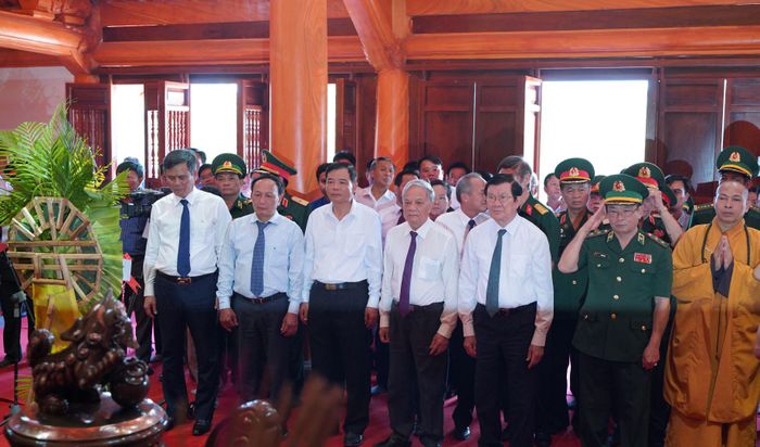  Nguyên Chủ tịch nước Trương Tấn Sang tưởng niệm các liệt sĩ tại đền thờ liệt sĩ ở trọng điểm Cà Roòng-ATP 