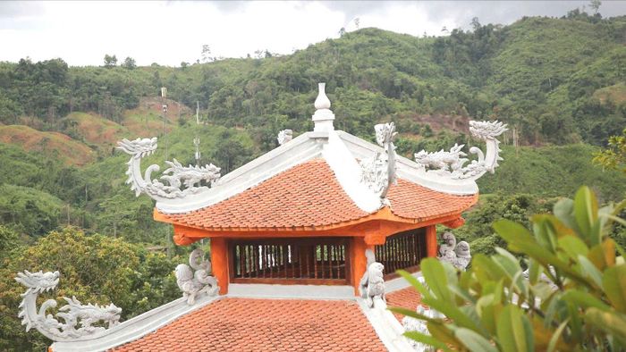  Trong ký ức của người ở núi, có một thuở như hồng hoang, chẳng gì có thể đụng đến người, bởi có rừng che chở. Ảnh: Đoàn Quý 