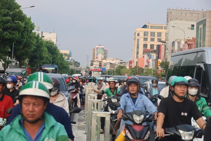  Các đơn vị kinh doanh và doanh nghiệp cung cấp phần mềm kết nối vận tải phải quản lý phương tiện, người lái, bảo đảm trật tự, an toàn giao thông. Ảnh: QUỐC HÙNG 