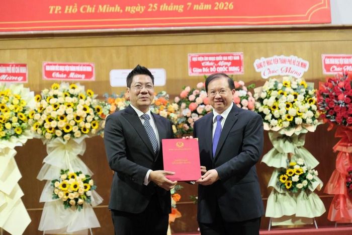  Thứ trưởng Bộ VH-TT-DL Tạ Quang Đông trao quyết định điều động và bổ nhiệm NSND Quốc Hưng giữ chức Giám đốc Nhạc viện TPHCM. Ảnh: Nhạc viện TPHCM 