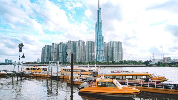  Phương tiện thủy chở khách trên sông Sài Gòn. Ảnh: QUỐC HÙNG 