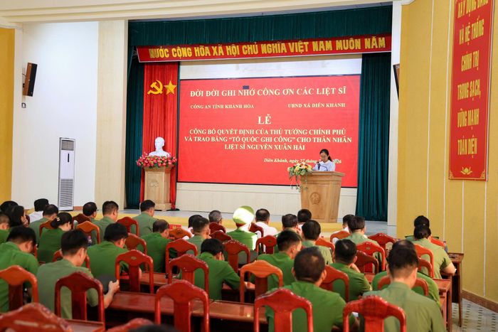 Thân nhân liệt sĩ Nguyễn Xuân Hải phát biểu tại buổi lễ 