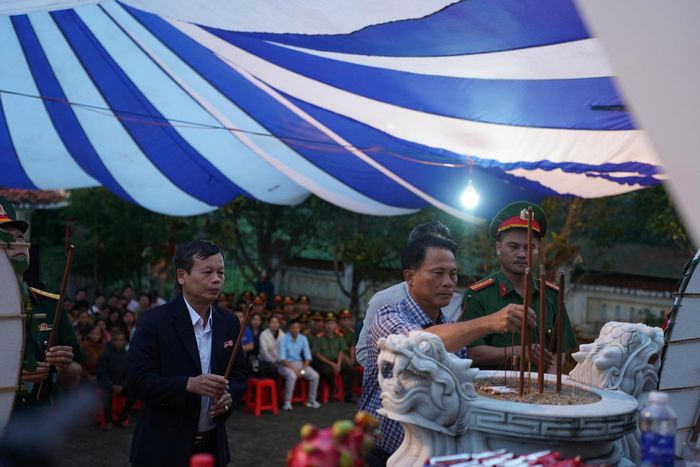  Các đại biểu dâng hương tri ân các Anh hùng liệt sĩ. Ảnh: BÁ THÀNH 
