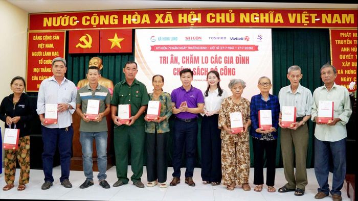  Đại diện nhà tài trợ và chính quyền địa phương tặng máy đo huyết áp đến các gia đình chính sách, người có công với cách mạng. Ảnh: VIỆT NGA 
