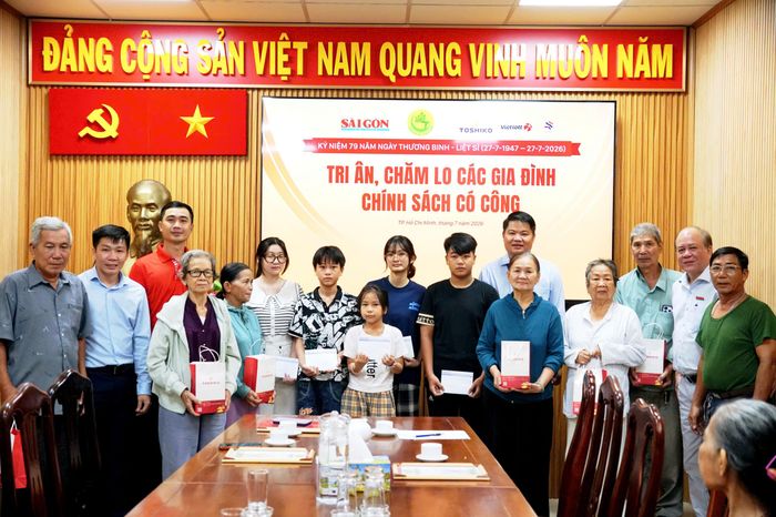  Ban tổ chức chương trình tặng quà tri ân, chăm lo các gia đình chính sách tại phường Bình Tân. Ảnh: VIỆT NGA 