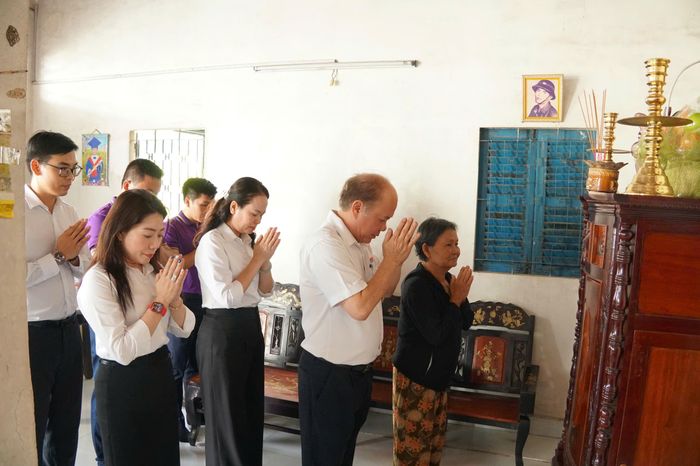  Đoàn công tác đã đến thăm hỏi gia đình Liệt sĩ Phan Văn Y (Ấp 30, xã Hưng Long). Ảnh: VIỆT NGA 