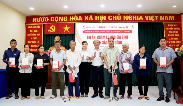  Đại diện Báo SGGP và chính quyền địa phương tặng máy đo huyết áp đến các gia đình chính sách, có công với cách mạng của xã. Ảnh: VIỆT NGA 