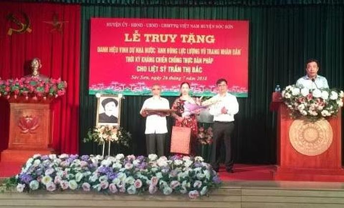Lễ truy tặng danh hiệu Anh hùng Lực lượng Vũ trang Nhân dân thời kỳ kháng chiến chống thực dân Pháp cho liệt sĩ Trần Thị Bắc, tháng 7/2018. Ảnh: Bảo tàng lịch sử.