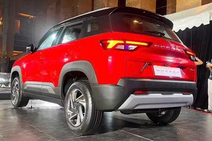 Brezza có hai tùy chọn động cơ: động cơ xăng tăng áp 1 lít chỉ đi kèm hộp số sàn 6 cấp và động cơ xăng hút khí tự nhiên 1.5 lít có thêm tùy chọn khí CNG. Giống như trên dòng xe Victoris, Brezza cũng được trang bị bình chứa khí CNG dưới gầm xe. Động cơ này đi kèm với hộp số sàn 6 cấp và tùy chọn hộp số tự động 6 cấp chỉ dành cho các phiên bản không sử dụng khí CNG.