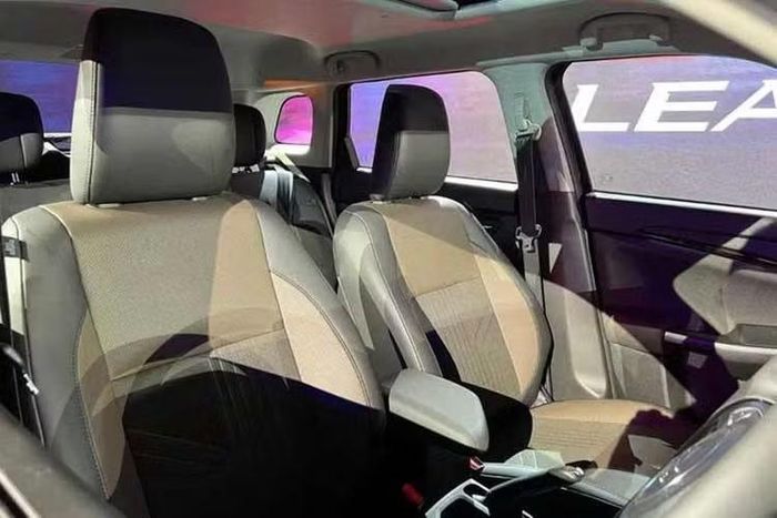 Brezza còn nâng tầm không gian cabin với hệ thống đèn chiếu sáng nội thất. Ghế ngồi được bọc bằng chất liệu giả da và vải màu nâu và đen, cửa xe cũng sử dụng tông màu tương tự. Brezza có 5 lựa chọn màu sắc: Trắng Bắc Cực, Đỏ Rực Rỡ, Xám Dung Nham, Đen Xanh Ngọc Trai và Bạc Lộng Lẫy. Trong số đó, các màu Đỏ, Trắng và Be cũng có thể được phối hai tông màu.
